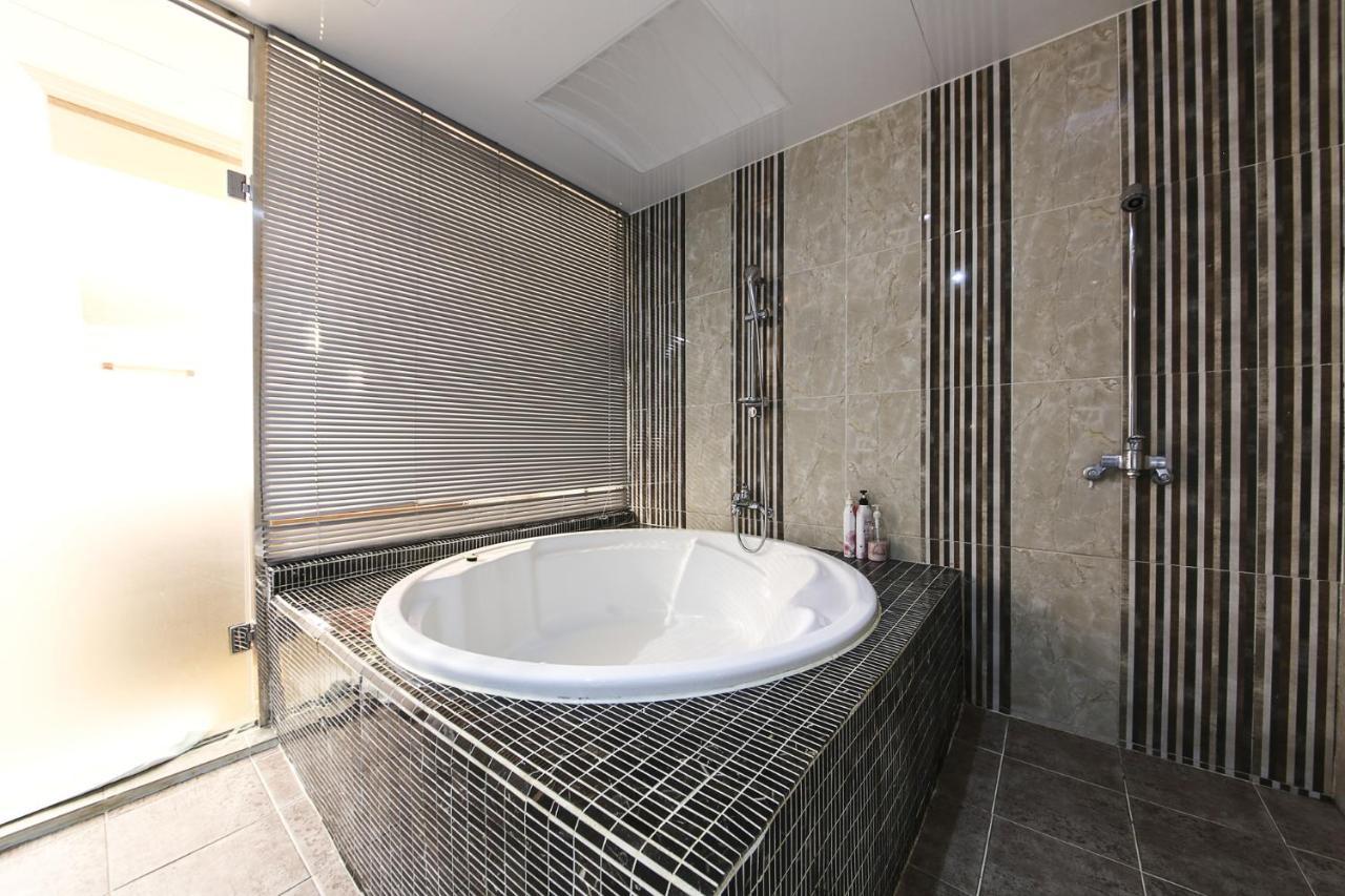 Central Hotel Changwon Buitenkant foto