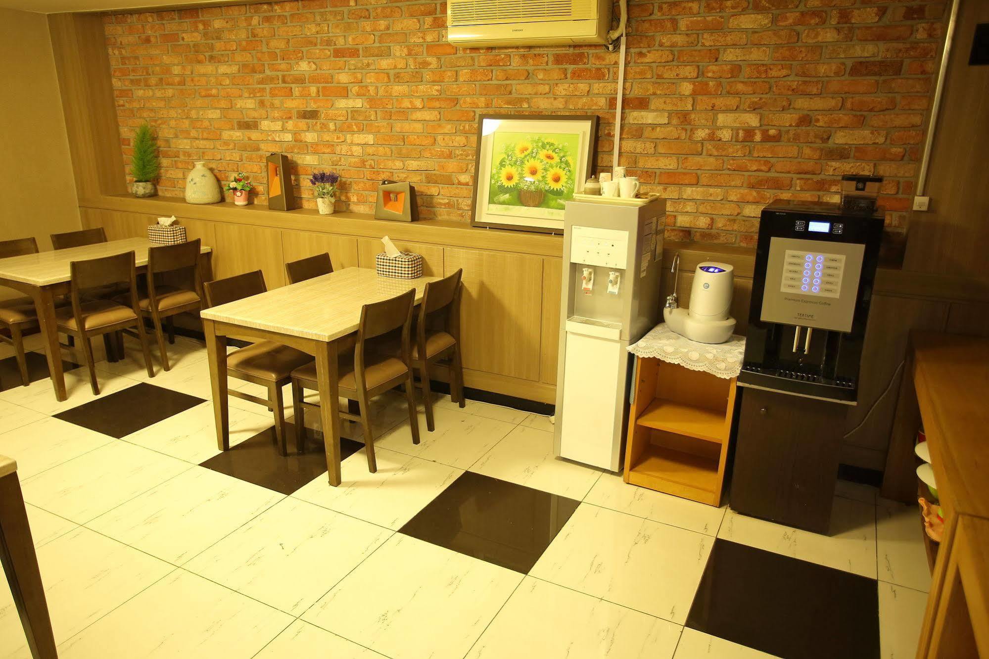 Central Hotel Changwon Buitenkant foto