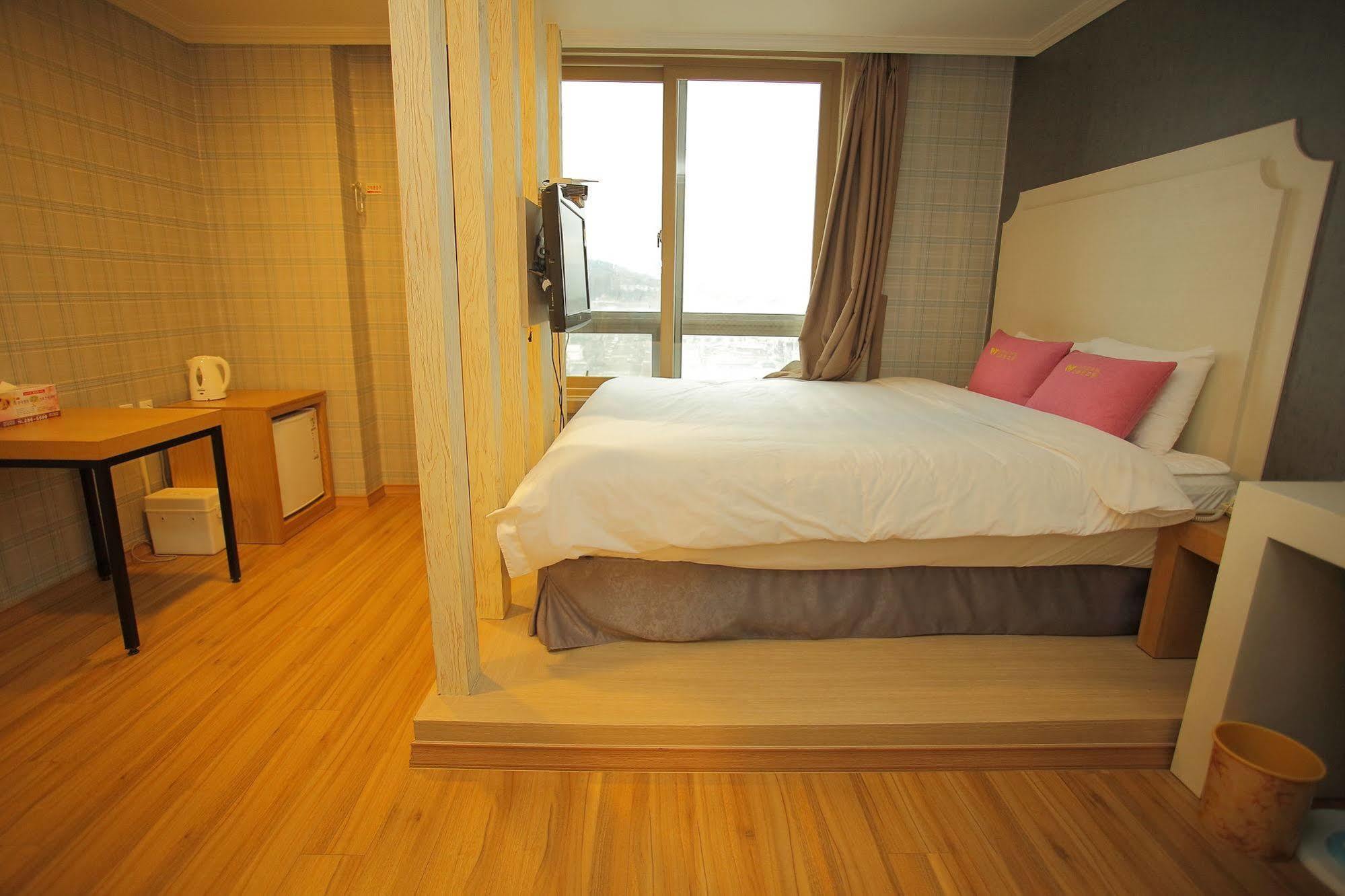 Central Hotel Changwon Buitenkant foto
