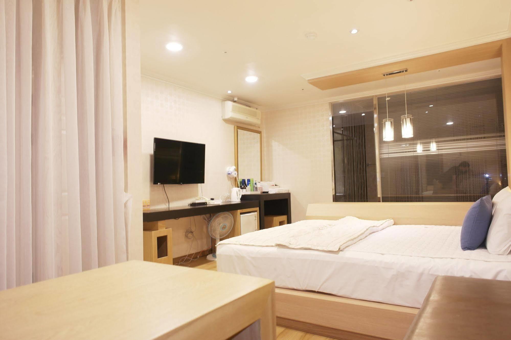 Central Hotel Changwon Buitenkant foto