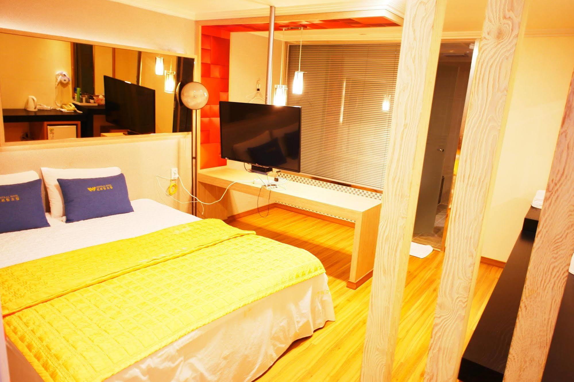 Central Hotel Changwon Buitenkant foto