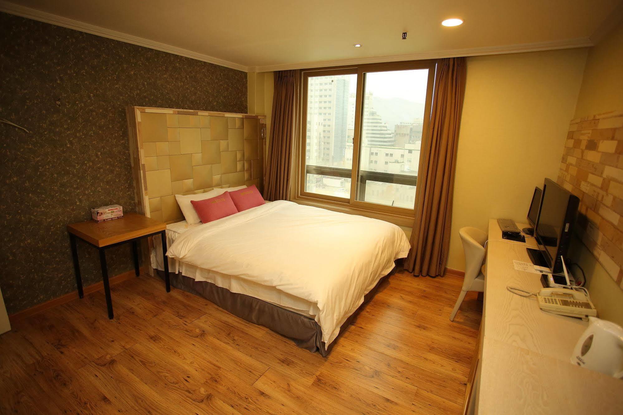 Central Hotel Changwon Buitenkant foto