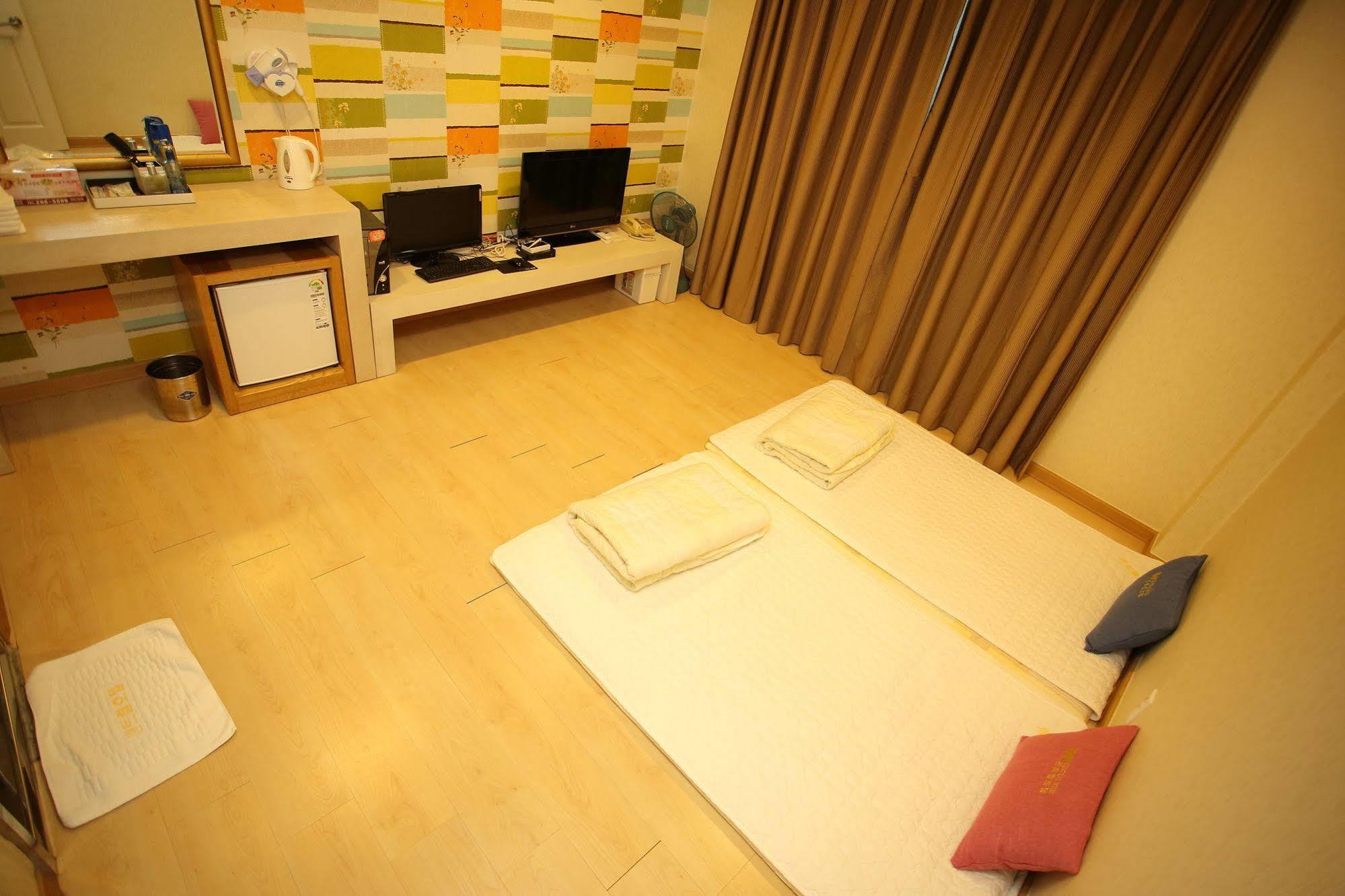 Central Hotel Changwon Buitenkant foto