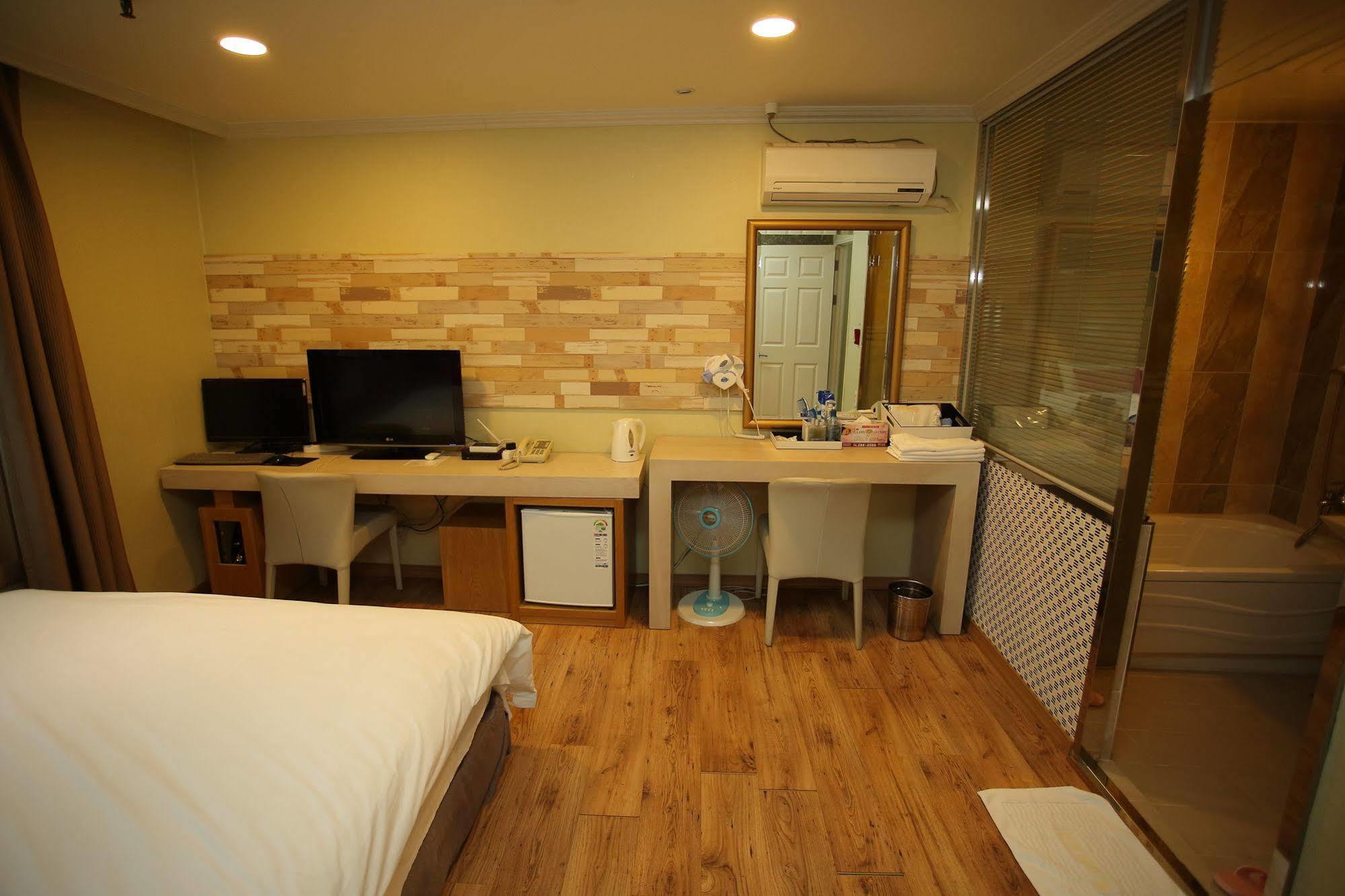 Central Hotel Changwon Buitenkant foto